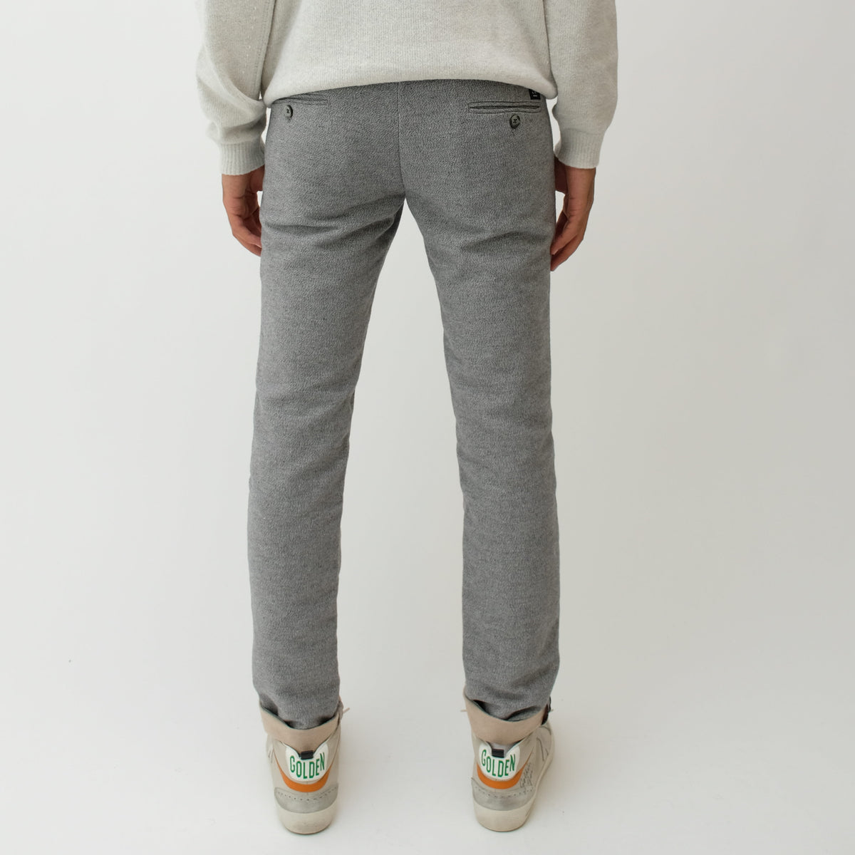 Mason's Torino Herringbone Wool Look broek Mid Grey, gedragen achteraanzicht