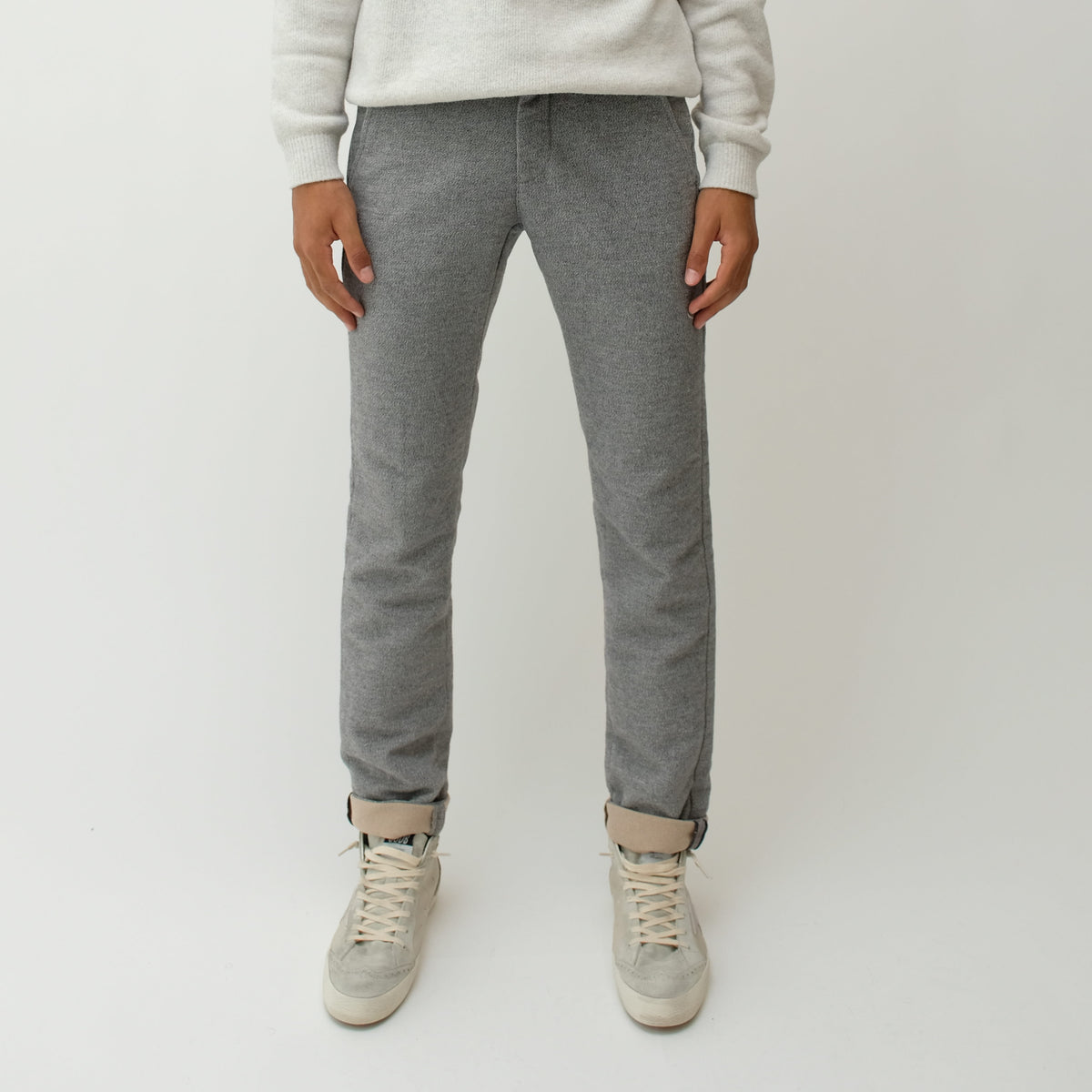 Mason's Torino Herringbone Wool Look broek Mid Grey, gedragen vooraanzicht