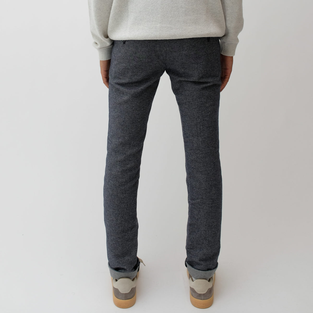 Mason's Torino Herringbone Wool Look broek Navy, gedragen achteraanzicht
