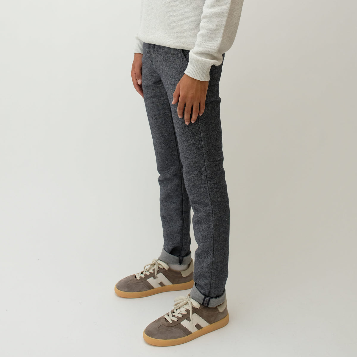 Mason's Torino Herringbone Wool Look broek Navy, gedragen driekwart zijaanzicht