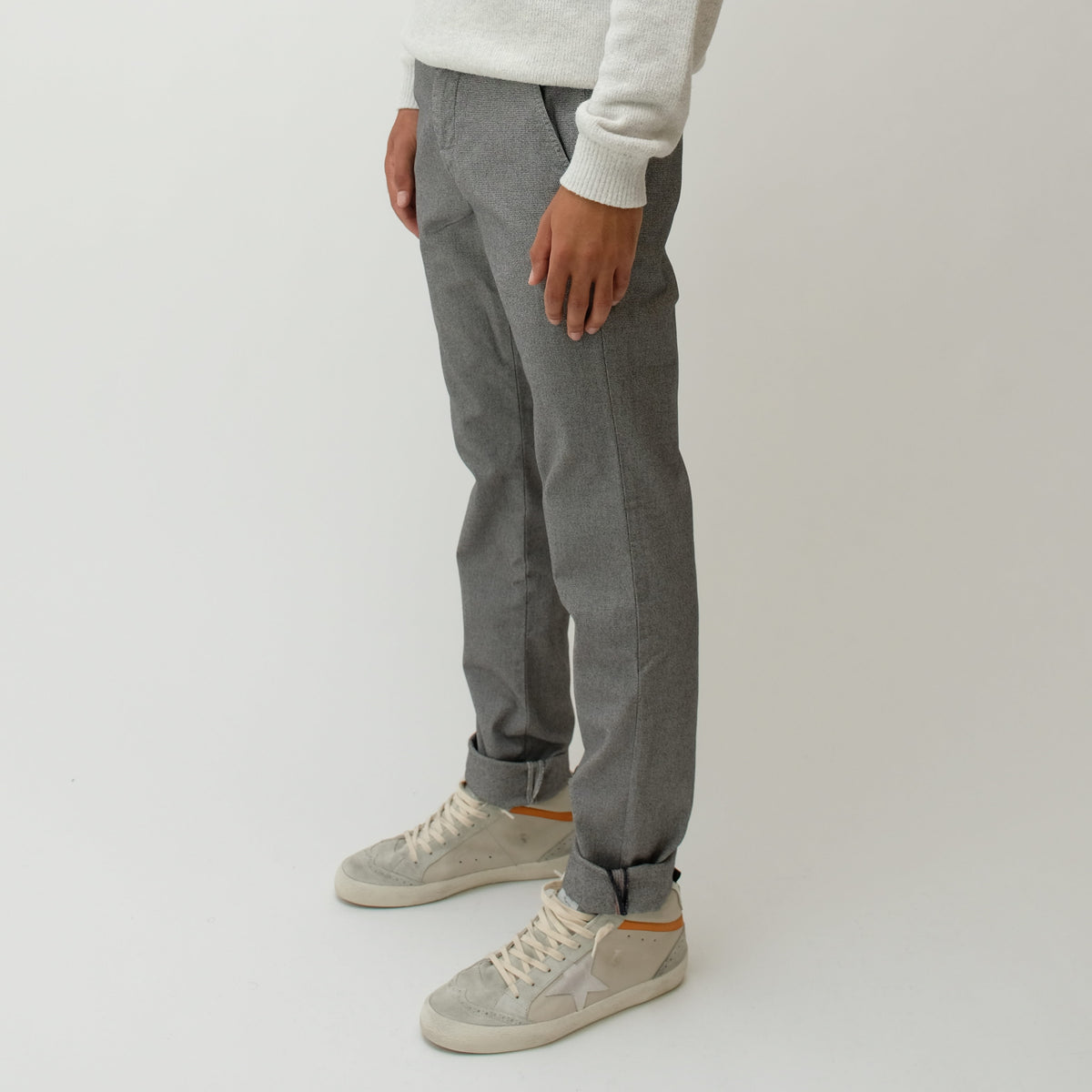 Mason's Torino New Pinpoint broek Light Grey, gedragen driekwart zijaanzicht