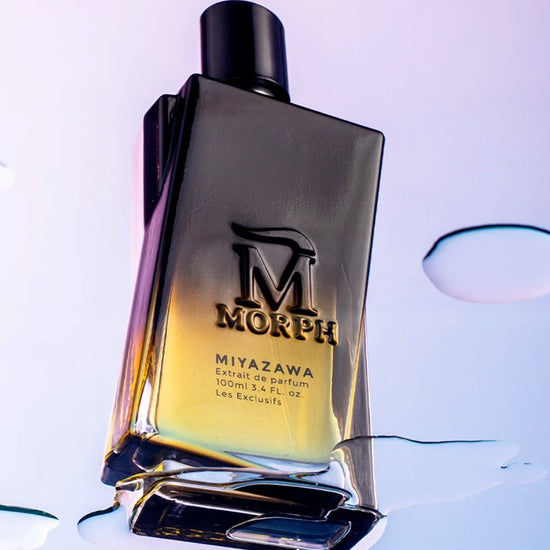 Morph Miyazawa 100 ml — flacon op een spiegelend oppervlak tegen paarse achtergrond