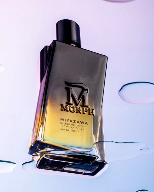 Morph Miyazawa 100 ml — flacon op een spiegelend oppervlak tegen paarse achtergrond