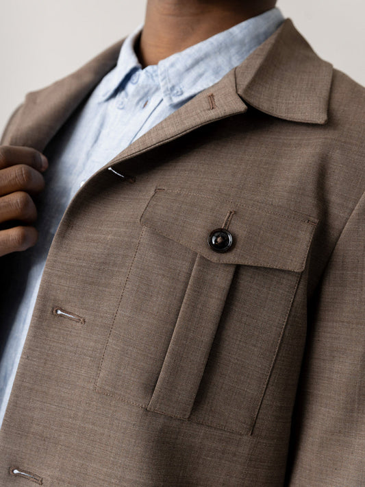 Mos Mosh Gallery Jacob Dynamic Luxe overshirt Falcon Beige – detail borstzak en kraag gedragen