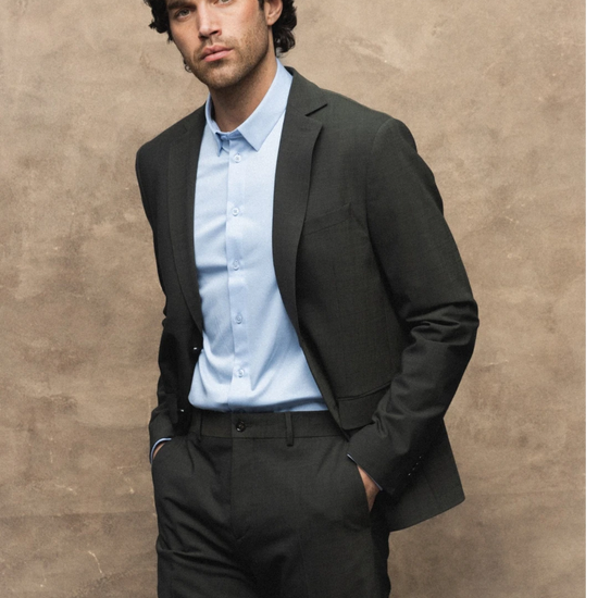 Mos Mosh Gallery James Dynamic Luxe blazer Dark Green – gedragen met handen in de zakken