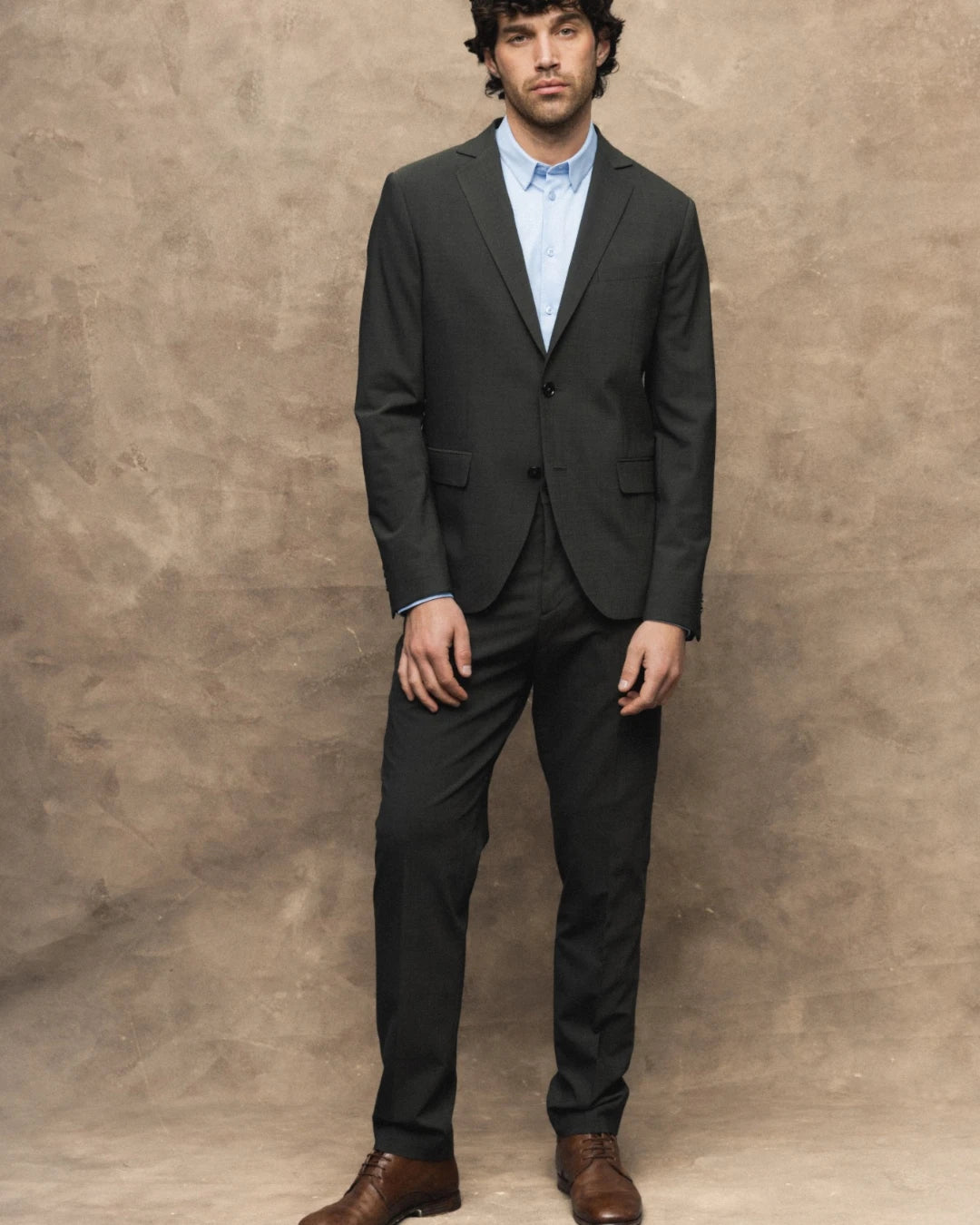 Mos Mosh Gallery James Dynamic Luxe blazer Dark Green – volledige outfit met bijpassende broek en bruine schoenen