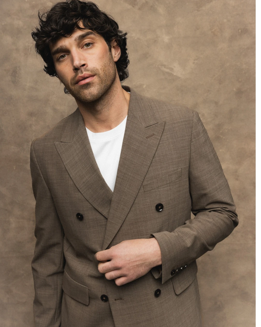 MOS MOSH Gallery Lui Dynamic Luxe DB Blazer Falcon Beige gedragen met wit T-shirt bij Checkpoint Mol