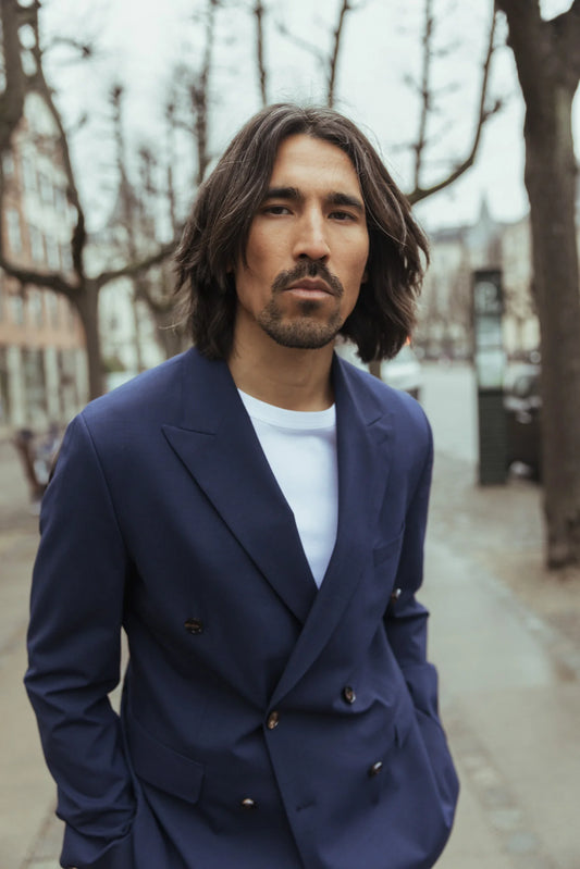Mos Mosh Gallery Lui Blazer met witte tshirt in een straat