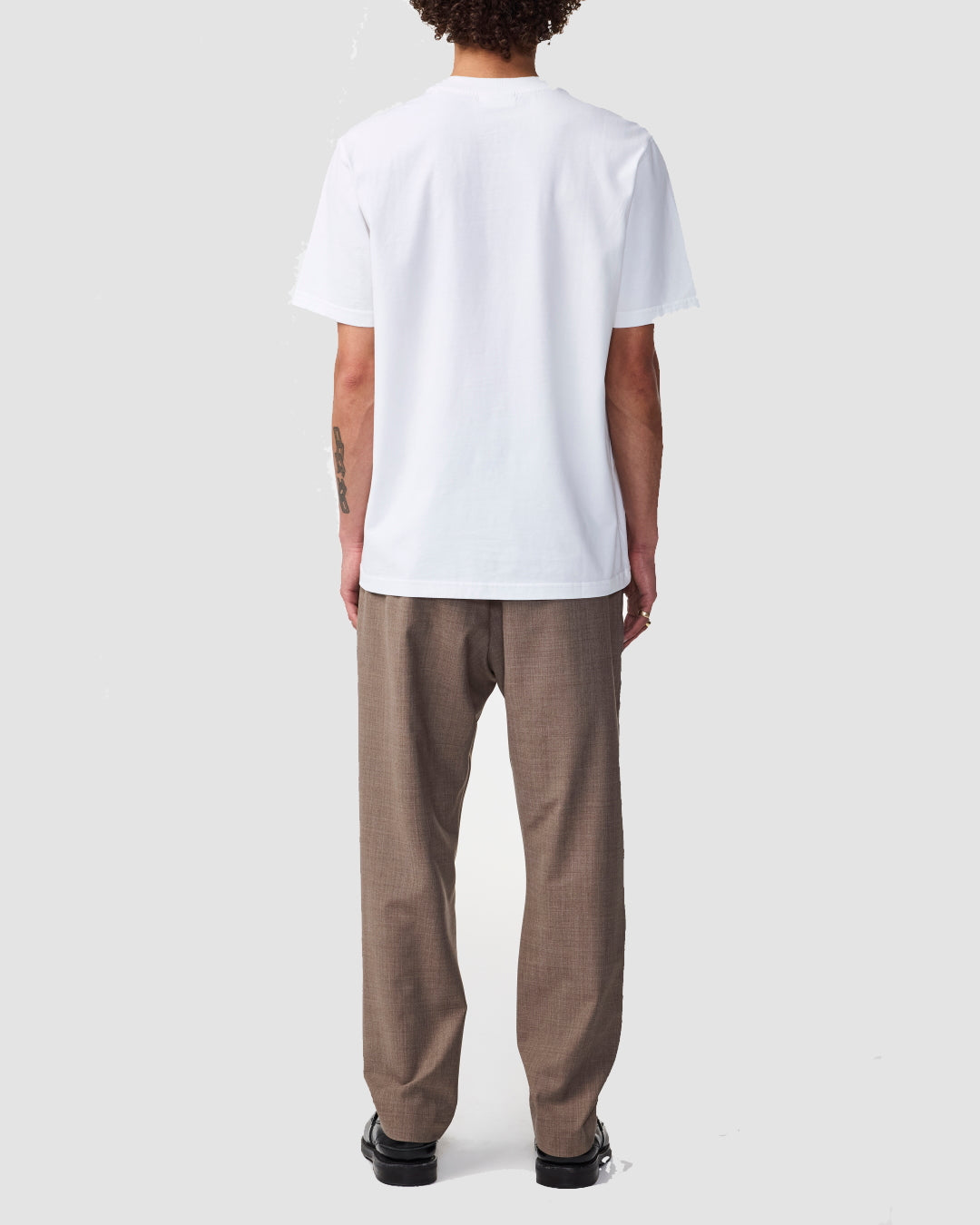 NN.07 Adam wit T-shirt, gedragen achteraanzicht