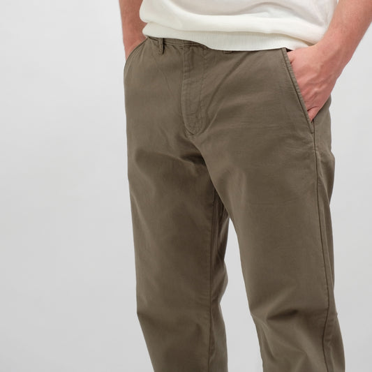 NN.07 Aden broek in Capers, detail taille en zak