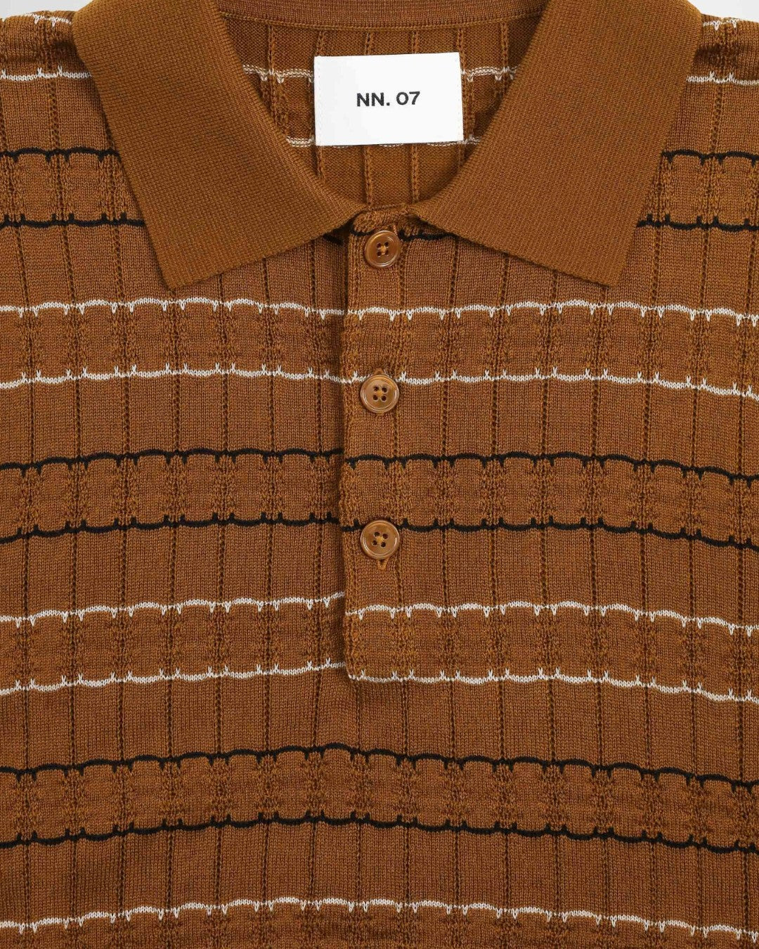NN.07 Alfie gestreepte polo in Cinnamon, detail kraag strepen en knopen