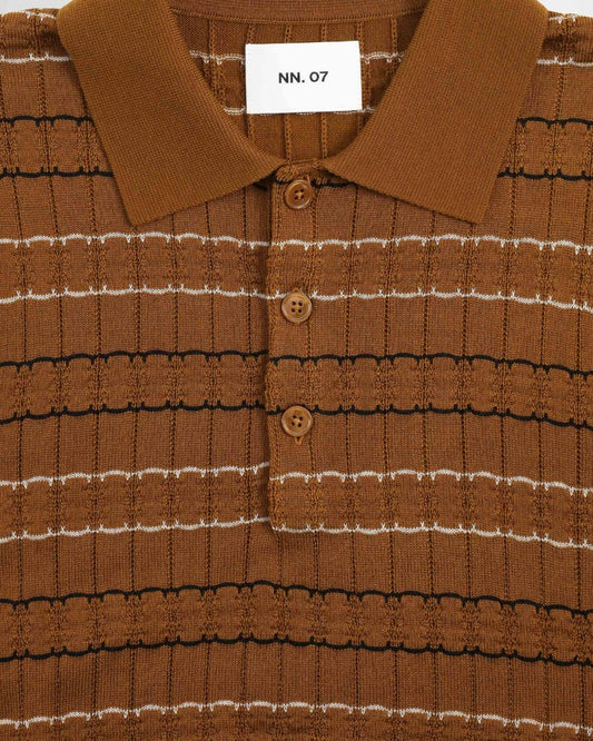 NN.07 Alfie gestreepte polo in Cinnamon, detail kraag strepen en knopen