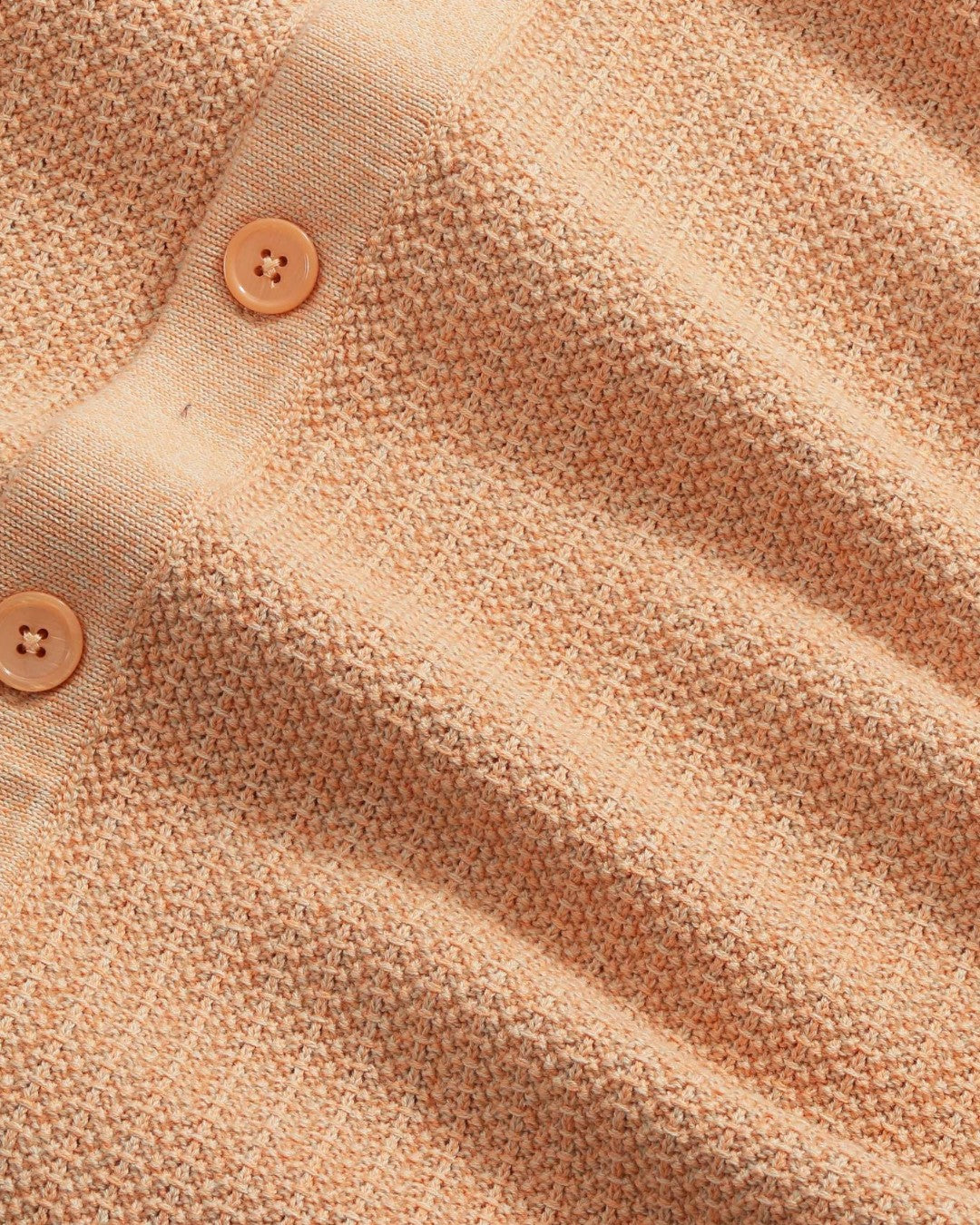 NN.07 Ares gebreid hemd in Corashell, detail breisel en knopen