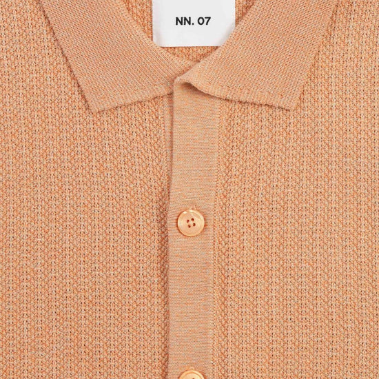 NN.07 Ares gebreid hemd in Corashell, detail kraag en label
