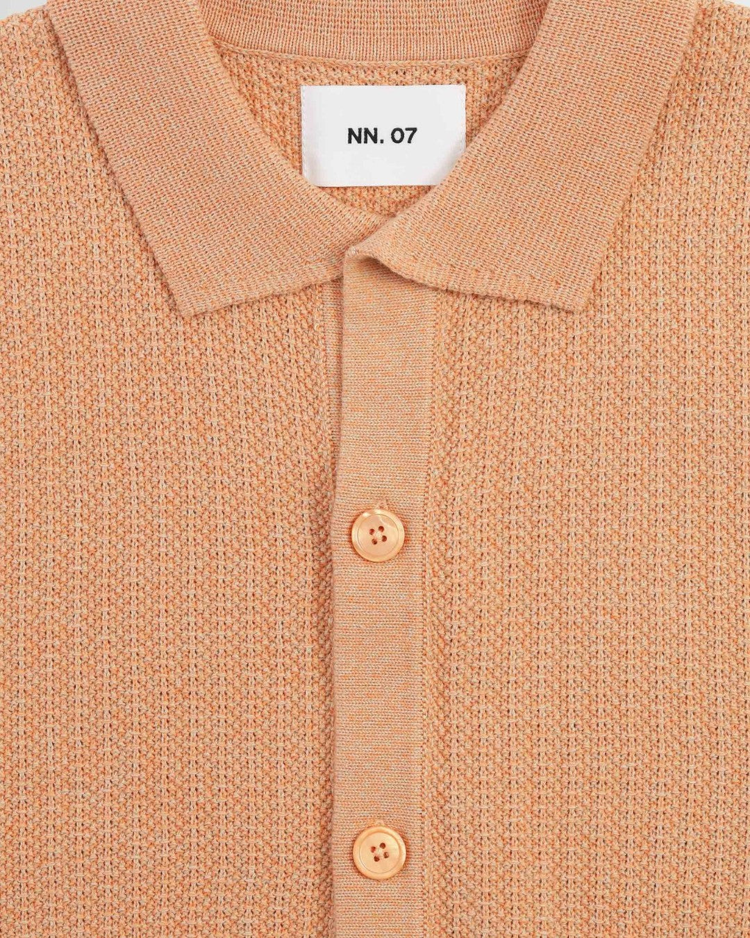 NN.07 Ares gebreid hemd in Corashell, detail kraag en label