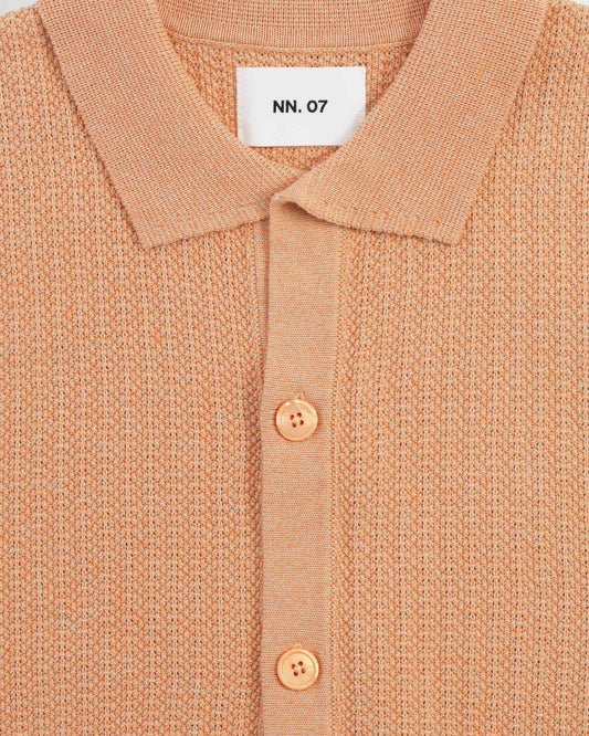 NN.07 Ares gebreid hemd in Corashell, detail kraag en label
