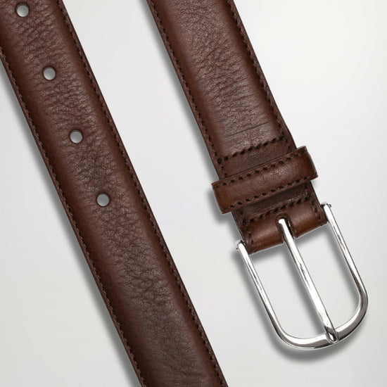NN.07 bruine riem, detail gesp en leer