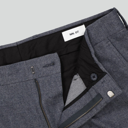 NN.07 Bill broek in Navy Blue, detail taille en sluiting
