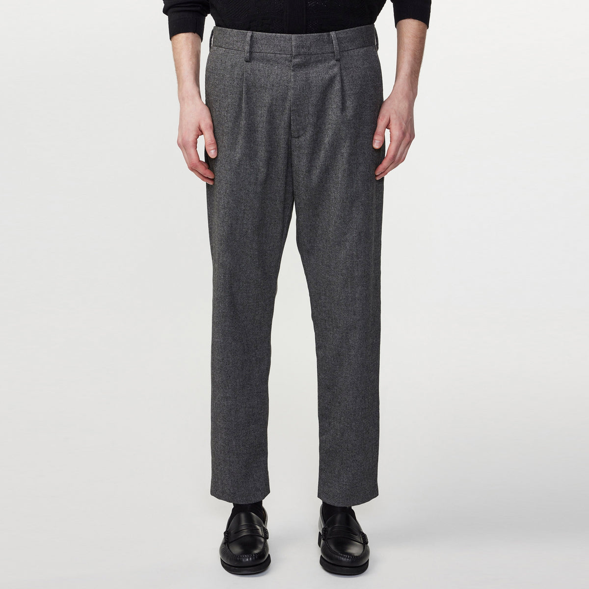 NN.07 Bill broek in Navy Blue, gedragen detail vooraanzicht