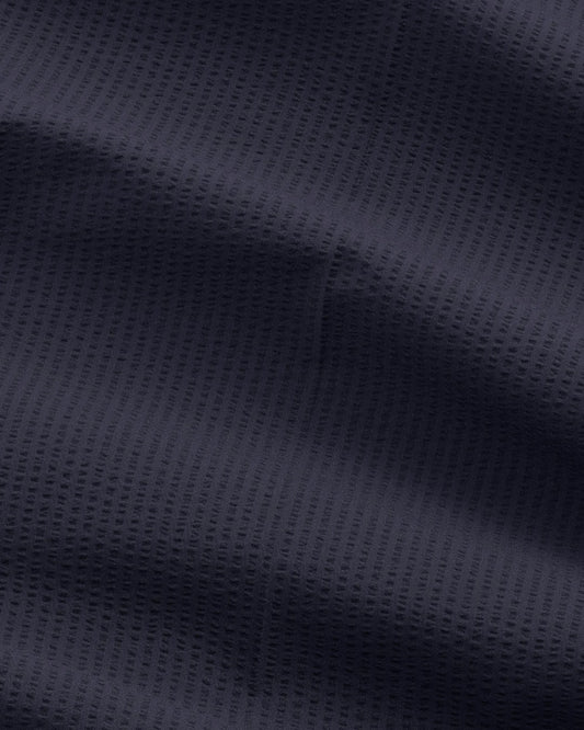 NN.07 Billie donkerblauwe broek, detail seersuckerstructuur
