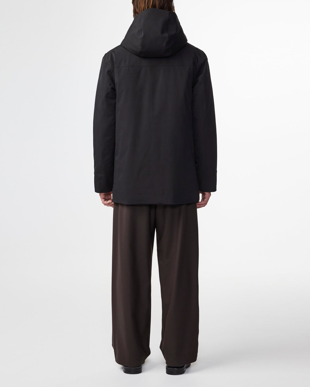 NN.07 Blake zwarte winddichte trenchcoat met kap, gedragen achteraanzicht
