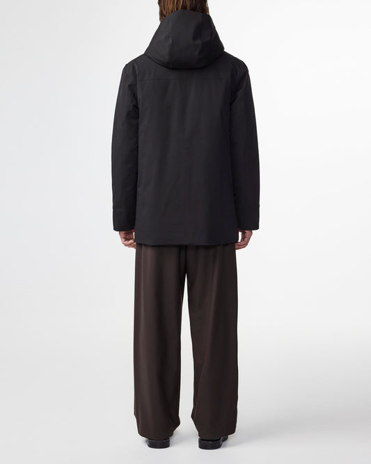 NN.07 Blake zwarte winddichte trenchcoat met kap, gedragen achteraanzicht