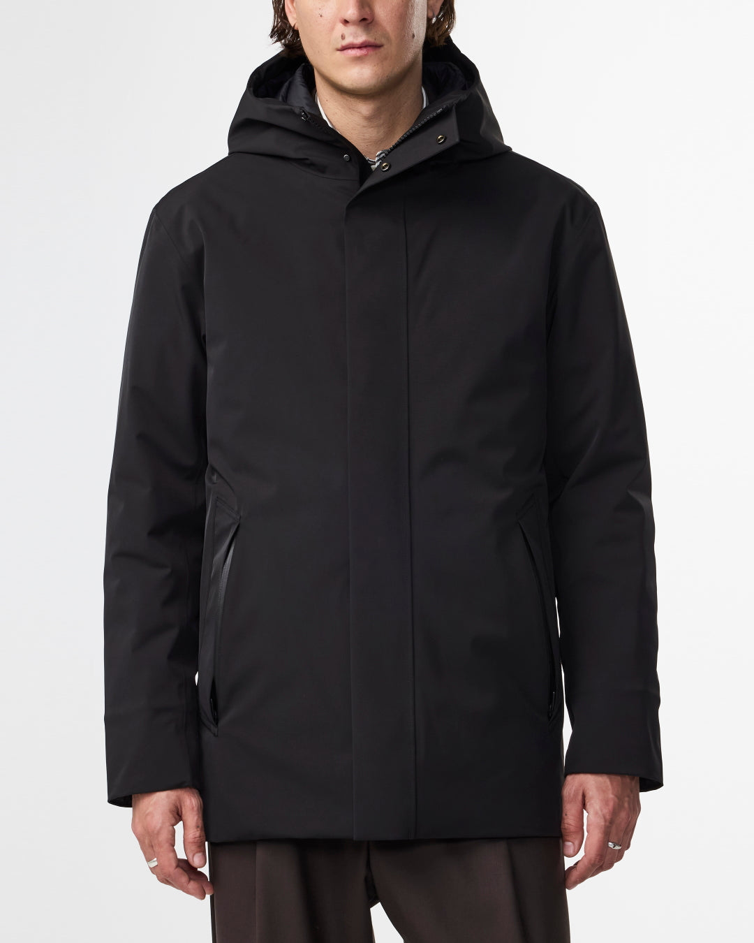 NN.07 Blake zwarte winddichte trenchcoat met kap, gedragen vooraanzicht gesloten