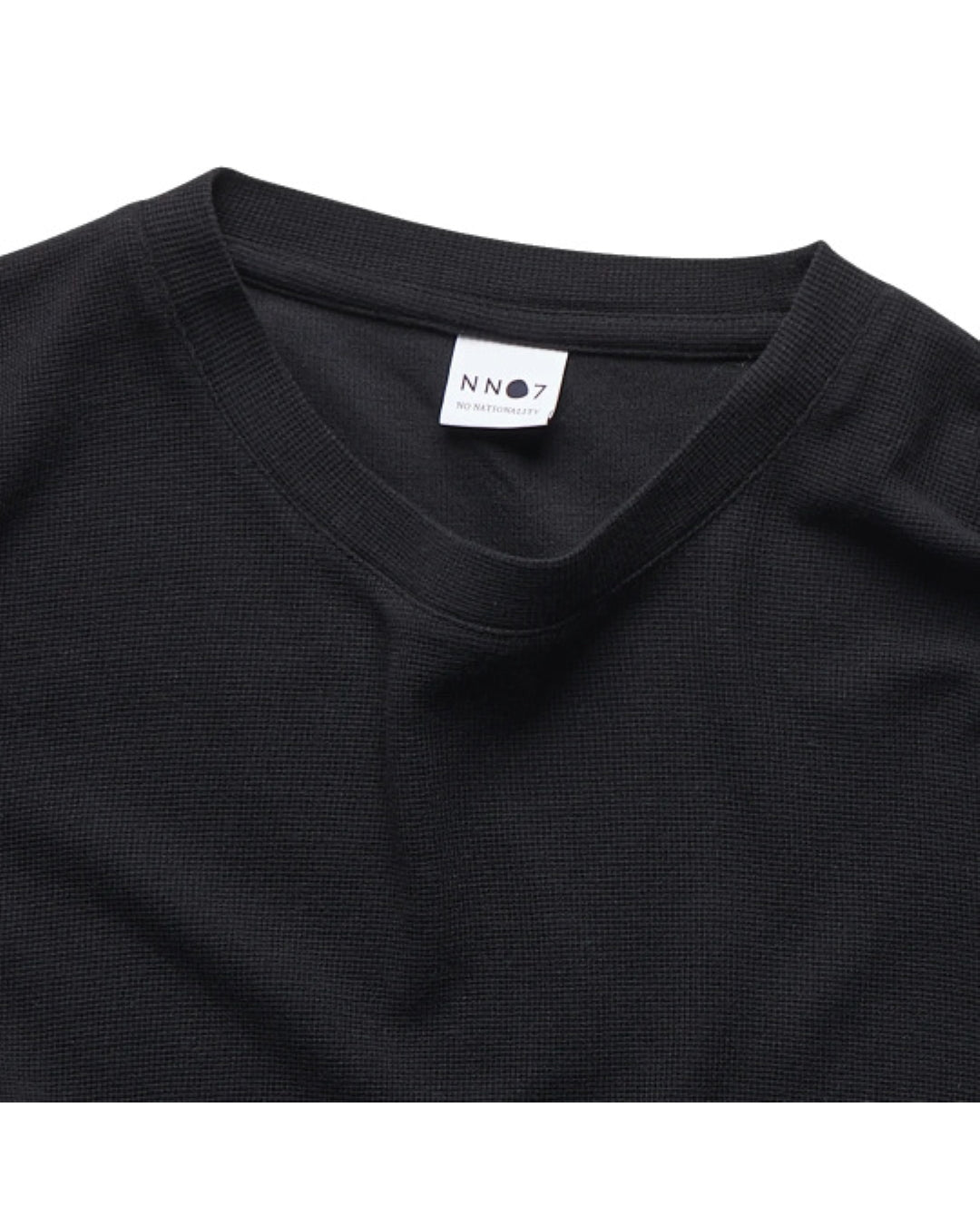 NN.07 Clive zwarte longsleeve, detail hals en wafelstructuur