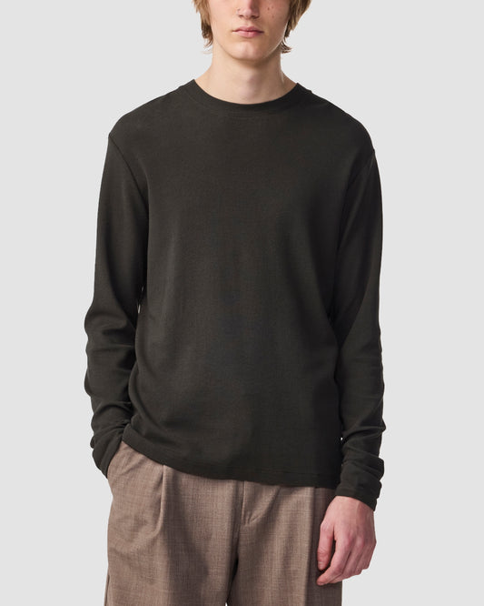 NN.07 Clive longsleeve in Dark Army, gedragen detail vooraanzicht
