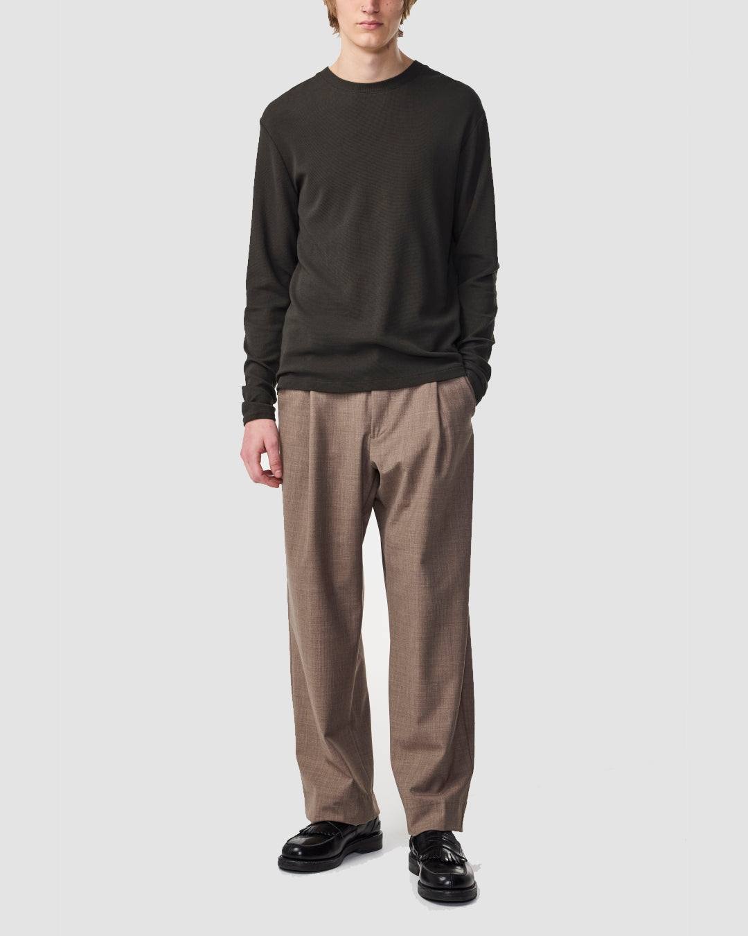 NN.07 Clive longsleeve in Dark Army, gedragen volledig vooraanzicht