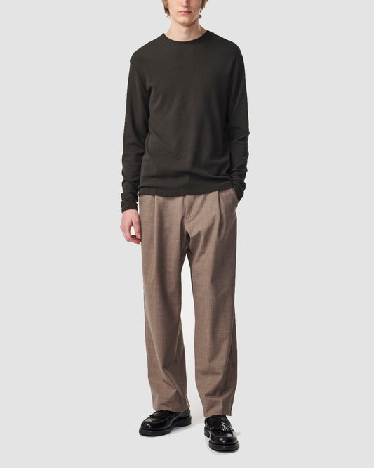 NN.07 Clive longsleeve in Dark Army, gedragen volledig vooraanzicht