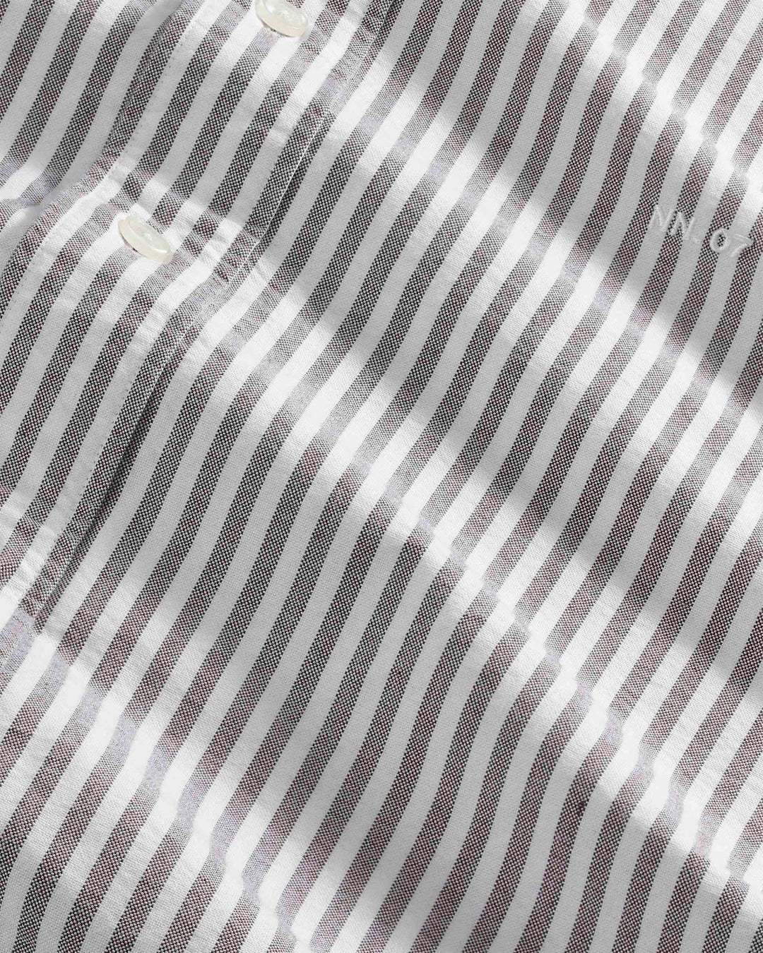 NN.07 Colby bruin gestreept hemd, detail strepen en logo