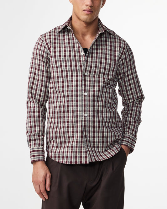 NN.07 Colby 50007 katoenen hemd in Wine Check, gedragen detail vooraanzicht