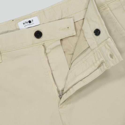 NN.07 Crown 1005 Cotton Stretch Shorts Creme – achteraanzicht