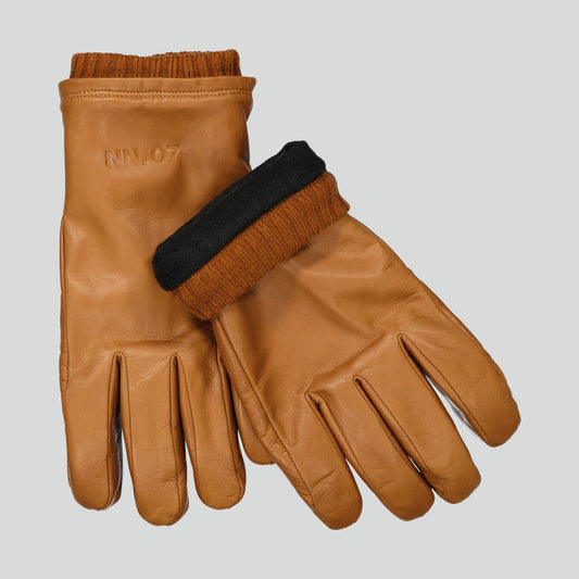 NN.07 Glove cognackleurige handschoenen, detail omgeslagen boord