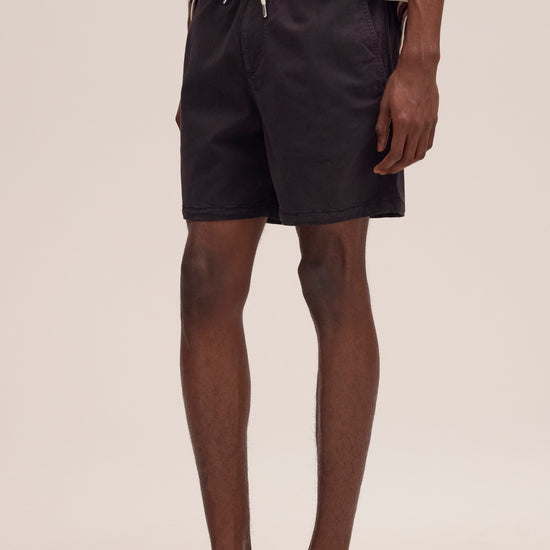 NN.07 Gregor donkerbruine short in Deep Truffle, gedragen driekwartaanzicht