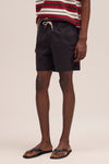 NN.07 Gregor donkerbruine short in Deep Truffle, gedragen driekwartaanzicht