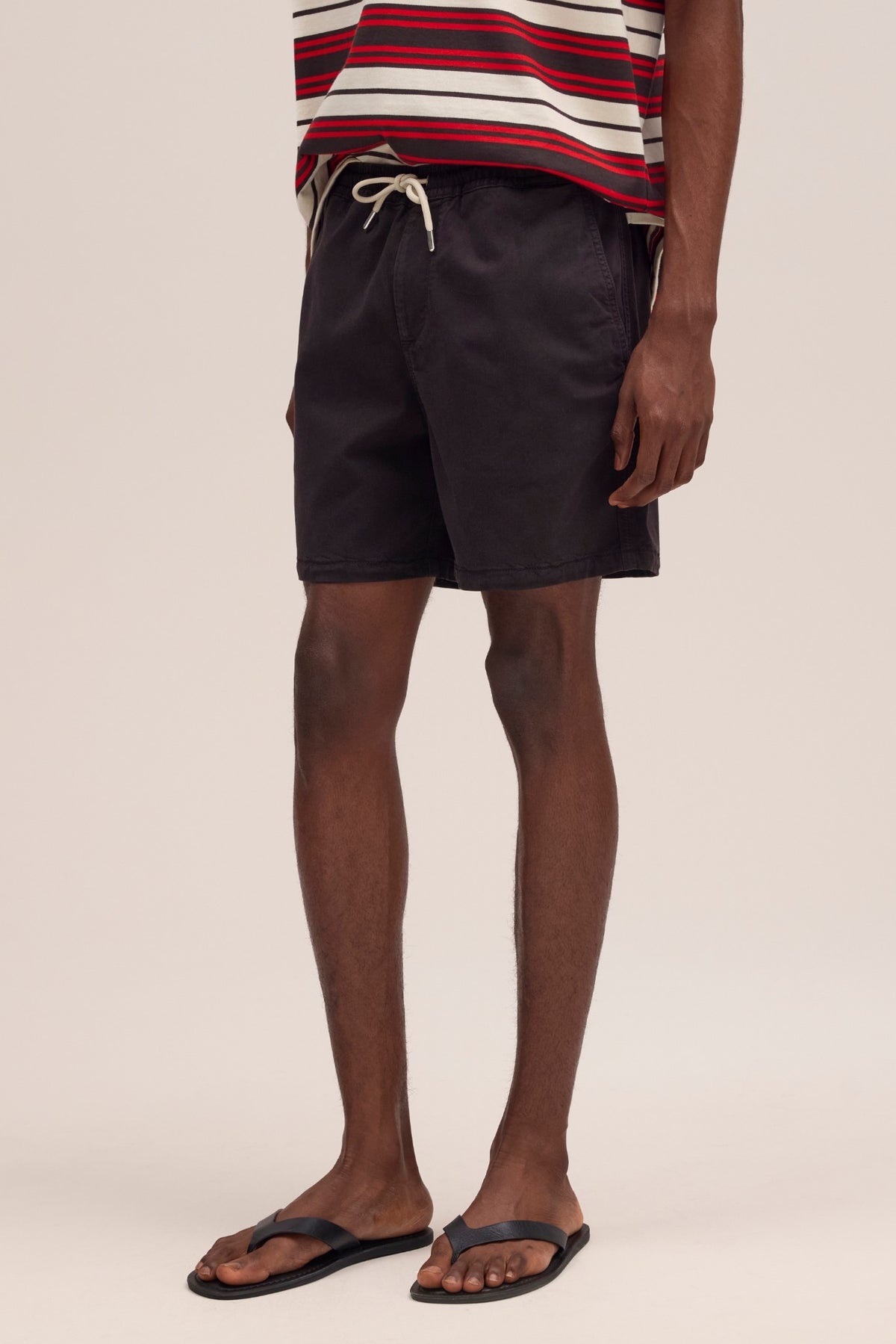 NN.07 Gregor donkerbruine short in Deep Truffle, gedragen driekwartaanzicht