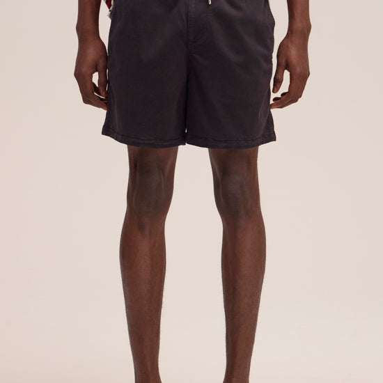 NN.07 Gregor donkerbruine short in Deep Truffle, gedragen vooraanzicht