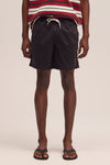 NN.07 Gregor donkerbruine short in Deep Truffle, gedragen vooraanzicht