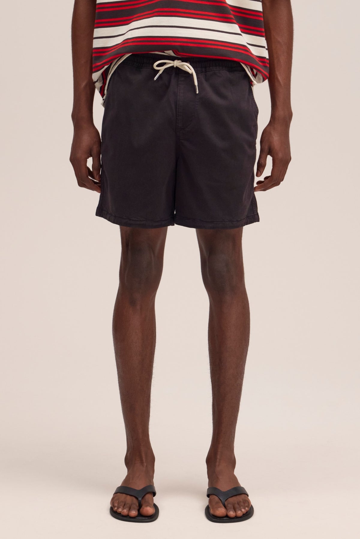 NN.07 Gregor donkerbruine short in Deep Truffle, gedragen vooraanzicht