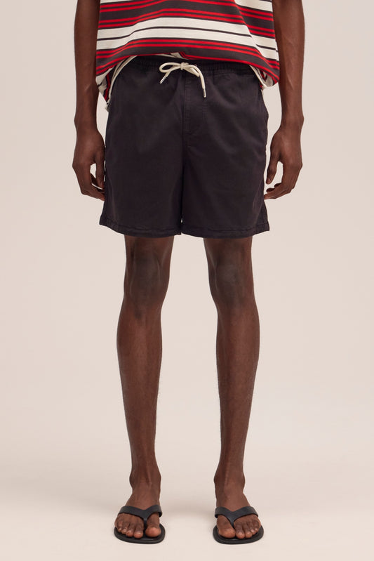 NN.07 Gregor donkerbruine short in Deep Truffle, gedragen vooraanzicht