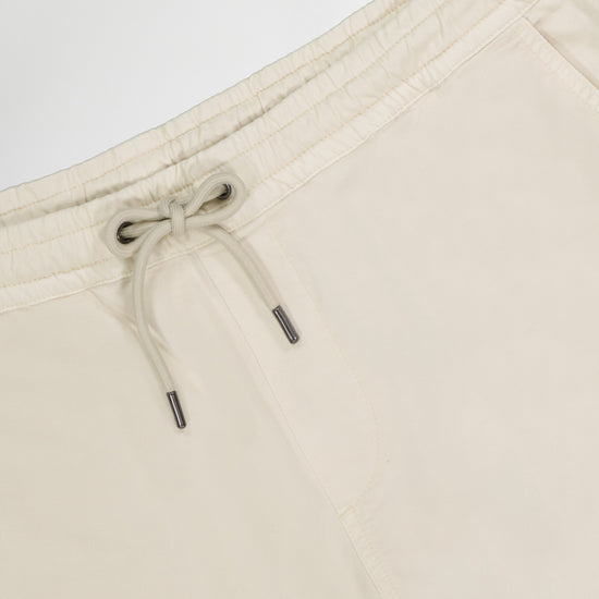 NN.07 Gregor ivoorkleurige short, detail taille en trekkoord