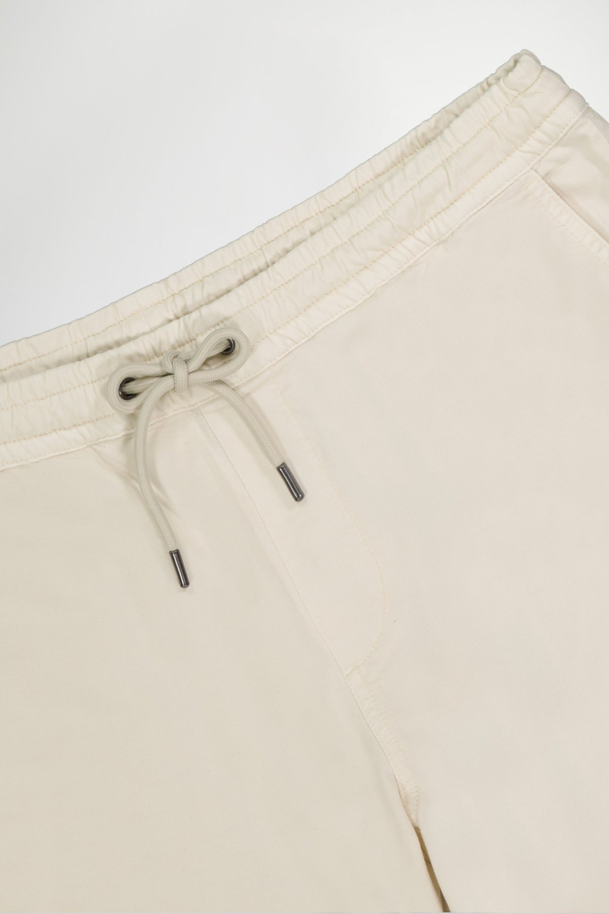 NN.07 Gregor ivoorkleurige short, detail taille en trekkoord