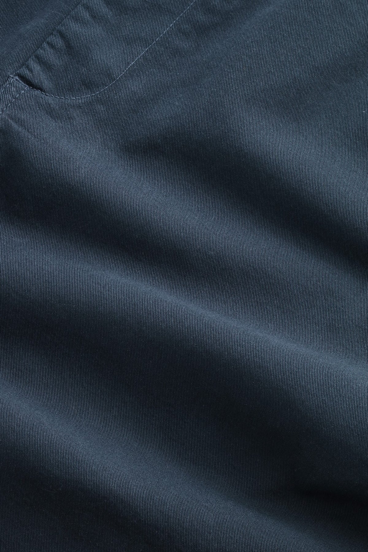 NN.07 Gregor donkerblauwe short, detail stofstructuur