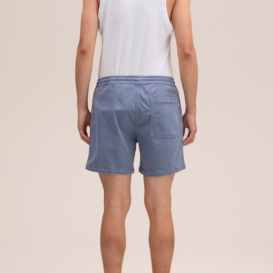 NN.07 Gregor blauwe short in Stone Blue, gedragen achteraanzicht