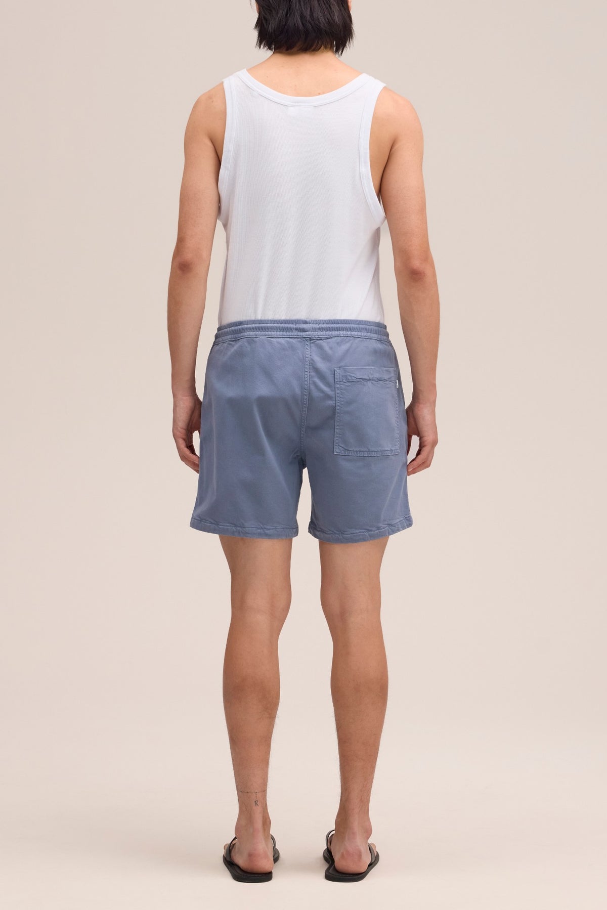 NN.07 Gregor blauwe short in Stone Blue, gedragen achteraanzicht