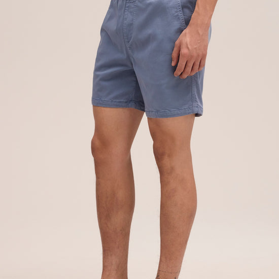 NN.07 Gregor blauwe short in Stone Blue, gedragen driekwartaanzicht