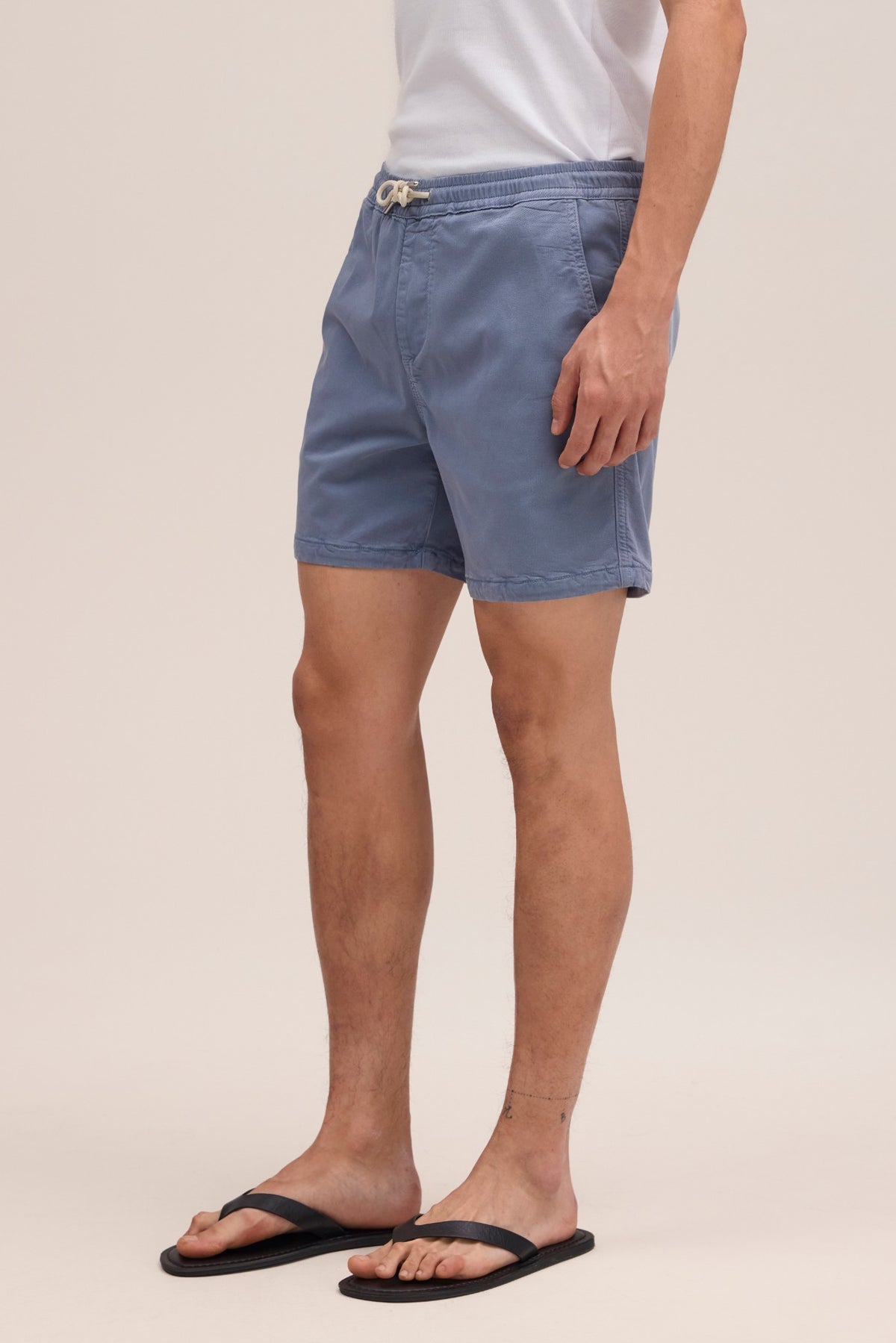 NN.07 Gregor blauwe short in Stone Blue, gedragen driekwartaanzicht