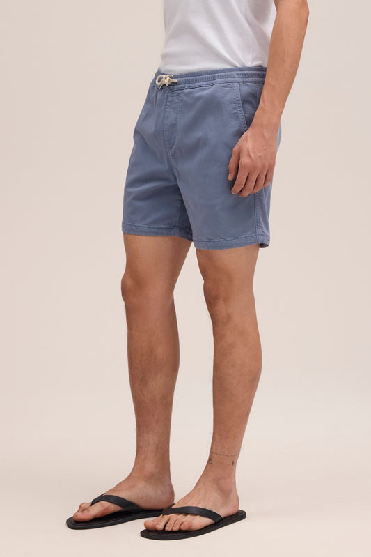 NN.07 Gregor blauwe short in Stone Blue, gedragen driekwartaanzicht